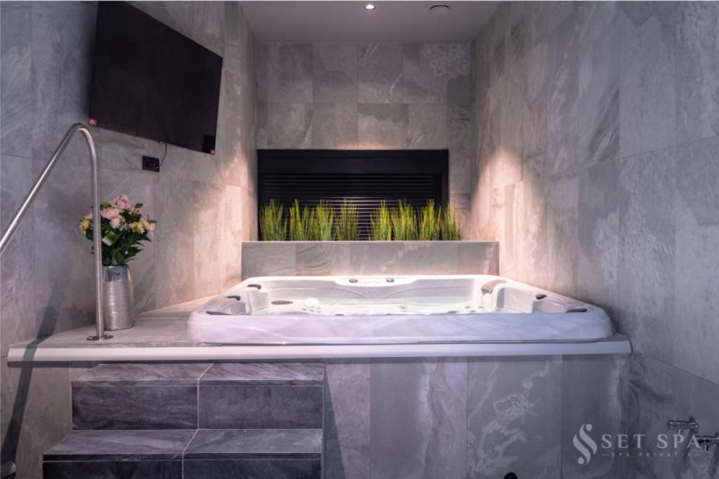 Set Spa Mouscron Bagian luar foto